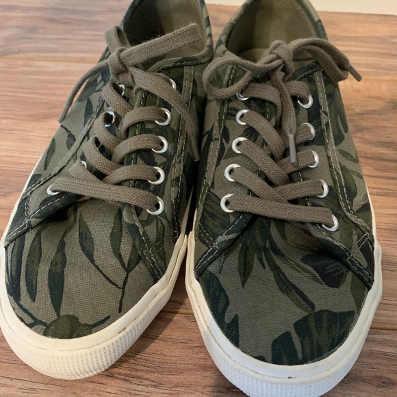 Old Navy size 6 Green Tree Camo Shoes - Picture 3 of 8